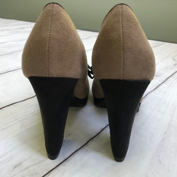 Ann Marino Brown Suede Heels with Black Bow - Picture 3 of 6